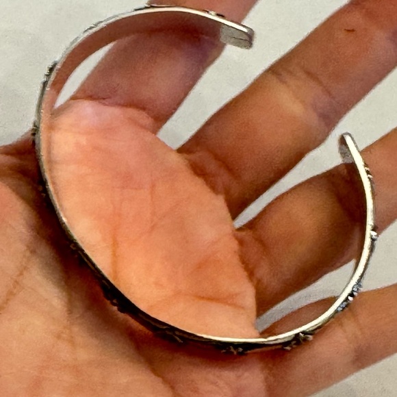 Signed Avon Textured Silver Tone Metal Cuff Bracelet Vintage - Picture 10 of 13